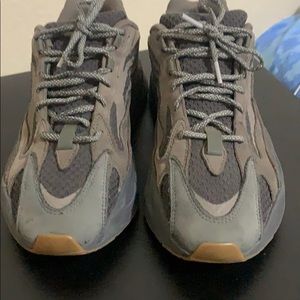 Yeezy 700 Boost 10/5